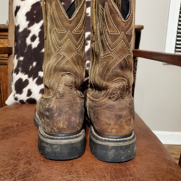 Gently used Ariat boots. Size 8D - Picture 3 of 6